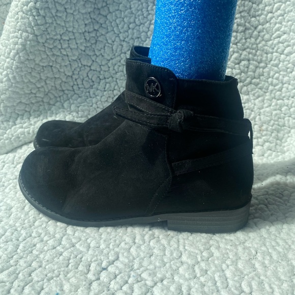 Mk boots in black has a couple scuff marks but cute boots - Picture 12 of 13
